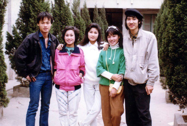 Nụ cười rạng rỡ khiến nhiều người ấn tượng (NS Tú Oanh mặc áo xanh).