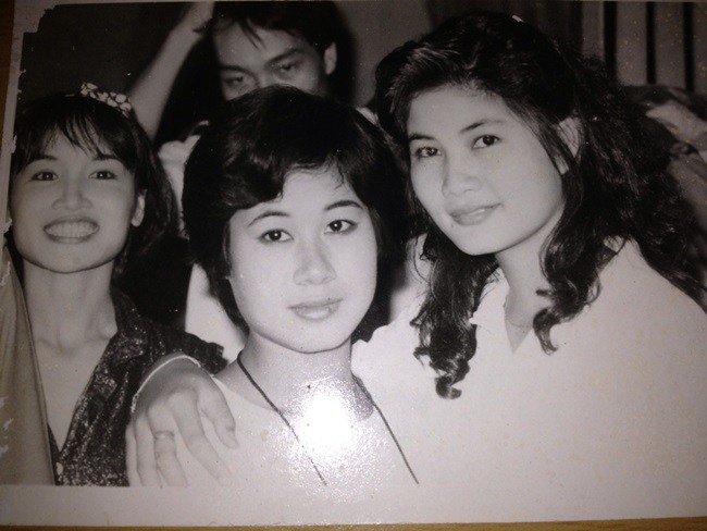 ... được cư dân mạng khen đẹp như thiên thần (NS Tú Oanh ở ngoài cùng bên phải).