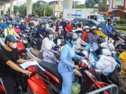 Tin tức - Hà Nội ngày đầu áp dụng phân vùng: Chốt kiểm soát tắc nhẹ, nhiều người có giấy đi đường mới