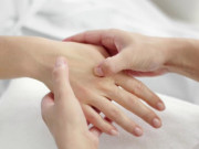 Sức khỏe - Massage ngón tay không khỏi bệnh tử cung, tiêu hóa… nhưng có nhiều điểm lợi chị em chớ bỏ qua