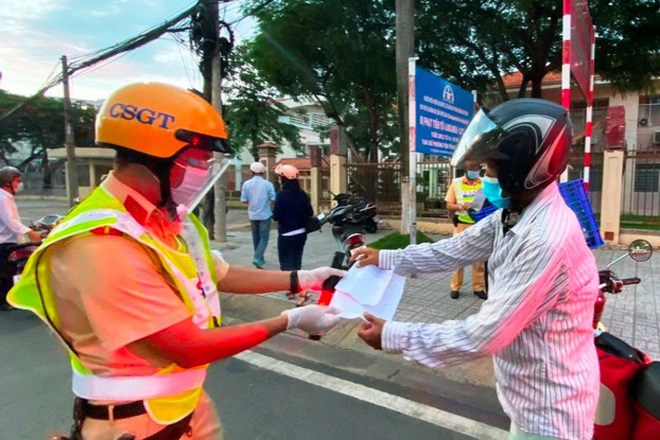 Người dân Vĩnh Long ra ngoài phải có giấy đi đường. (Ảnh Tiến Tầm)