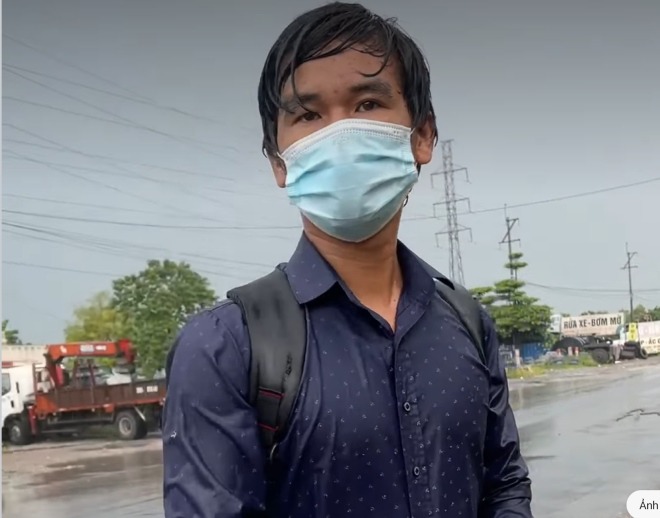Chàng trai mặc áo sơ mi, khoác balo trong bộ dạng ướt sạch cho biết bản thân quê ở Quỳnh Côi (Quỳnh Phụ, Thái Bình).