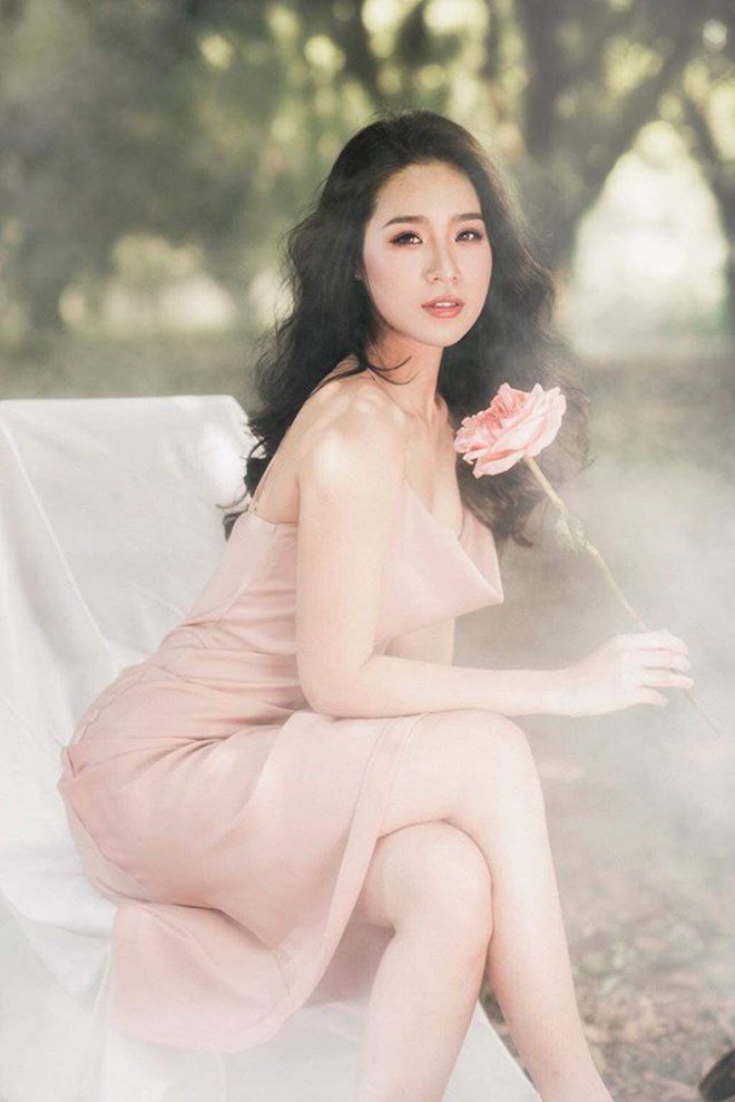 Đôi khi cô cũng lựa chọn những trang phục sexy, tôn lên được vóc dáng nóng bỏng của mình.