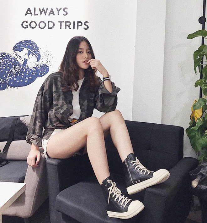 Ngoài đời thường, người đẹp có gu ăn mặc trẻ trung, năng động đúng với lứa tuồi.