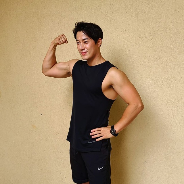 Vệ sĩ đẹp trai như tài tử của Tổng thống Hàn từng nghỉ việc vì nổi tiếng giờ viên mãn - 9