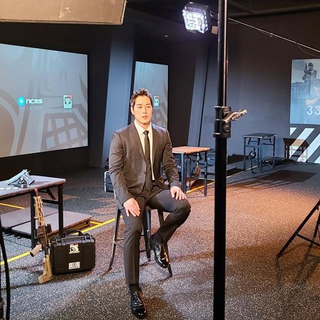 Vệ sĩ đẹp trai như tài tử của Tổng thống Hàn từng nghỉ việc vì nổi tiếng giờ viên mãn - 10