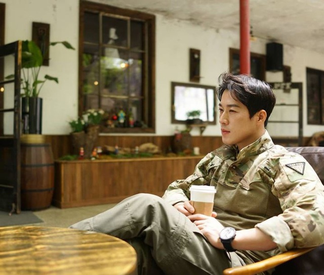 Vệ sĩ đẹp trai như tài tử của Tổng thống Hàn từng nghỉ việc vì nổi tiếng giờ viên mãn - 11