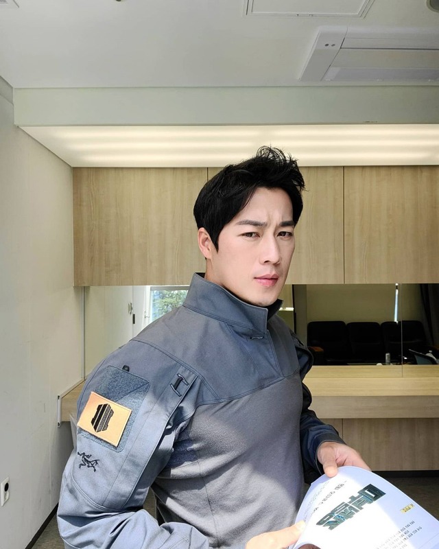 Vệ sĩ đẹp trai như tài tử của Tổng thống Hàn từng nghỉ việc vì nổi tiếng giờ viên mãn - 13