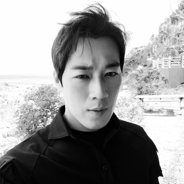 Vệ sĩ đẹp trai như tài tử của Tổng thống Hàn từng nghỉ việc vì nổi tiếng giờ viên mãn - 12