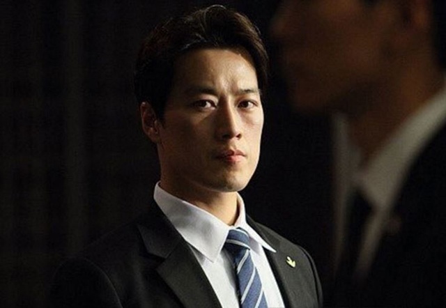 Vệ sĩ đẹp trai như tài tử của Tổng thống Hàn từng nghỉ việc vì nổi tiếng giờ viên mãn - 2