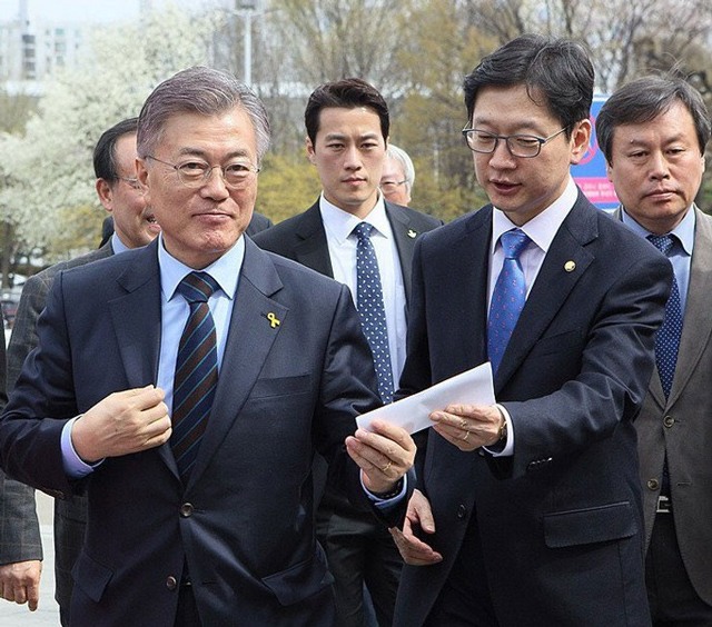 Vệ sĩ đẹp trai như tài tử của Tổng thống Hàn từng nghỉ việc vì nổi tiếng giờ viên mãn - 4