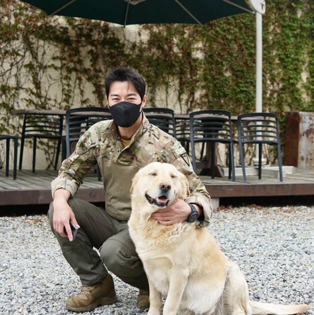 Vệ sĩ đẹp trai như tài tử của Tổng thống Hàn từng nghỉ việc vì nổi tiếng giờ viên mãn - 6