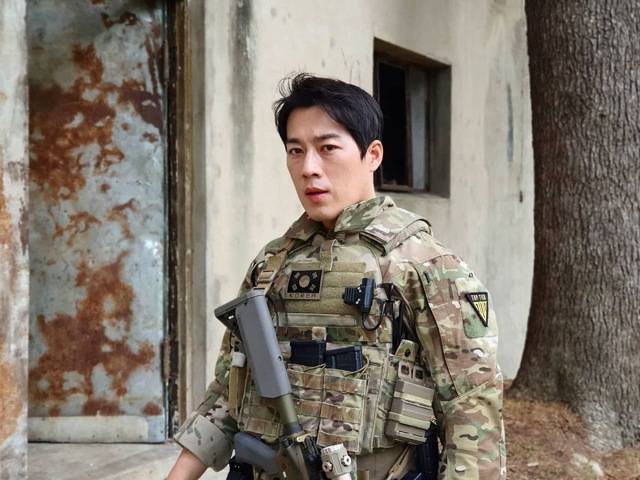 Vệ sĩ đẹp trai như tài tử của Tổng thống Hàn từng nghỉ việc vì nổi tiếng giờ viên mãn - 7