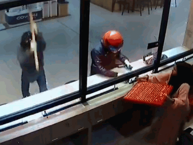 Clip Eva - 2 tên cướp hì hục đập tủ kính tiệm vàng và cái kết đầy hài hước