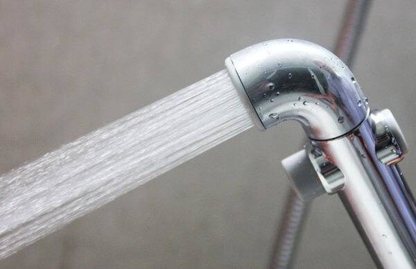 Dùng vòi xịt toilet chữa táo bón, một người nguy kịch vì sốc nhiễm khuẩn, vỡ đại tràng - 1