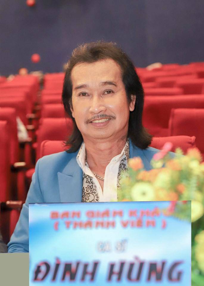 Ca sĩ Đình Hùng.