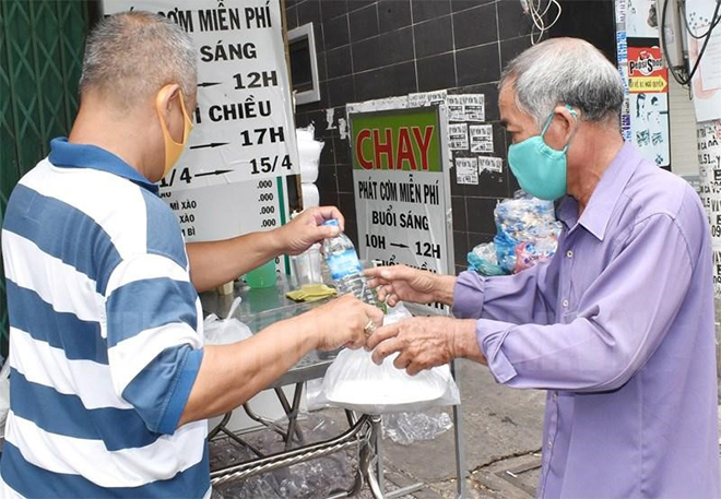 Những nghĩa cử cao đẹp giữa mùa dịch