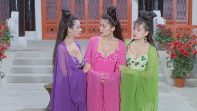 ... không hề bị lép vế dù thường xuyên phải chung khung hình với 2 người đẹp khác.