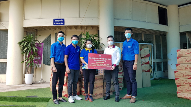 Công ty Cổ phần Bảo Ngọc gửi tặng phần quà cho các bạn sinh viên trên địa bàn Thành phố Hà Nội