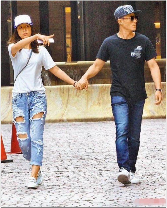 Thực tế, Hoắc Kiến Hoa luôn rất quan tâm đến vợ.