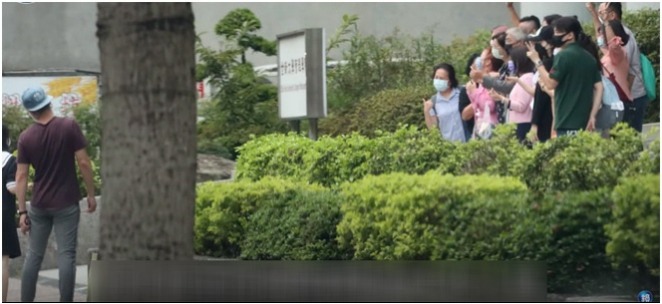 Hoắc Kiến Hoa đưa vợ đến trường gặp bạn bè.