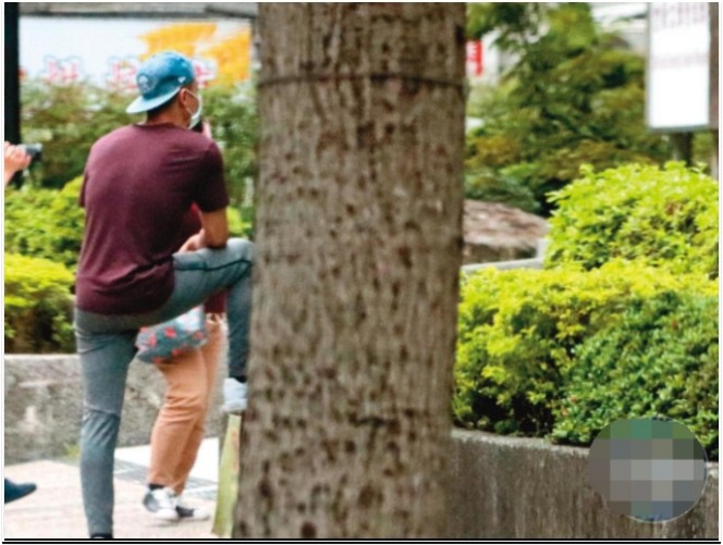 Anh kiên nhẫn chờ cô chụp hình kỷ niệm cùng mọi người.