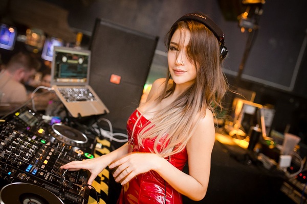 Hóa ra cô chính là nữ DJ nổi tiếng tại Singapore - Jade Rasif.