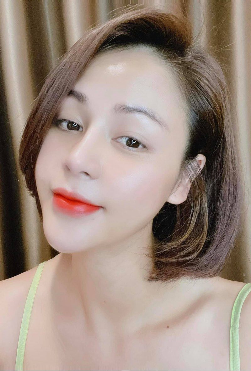 Soi cận cảnh gương mặt của nữ diễn viên thì hiện tại, nhiều người đồn đoán rằng cô đã đập mặt đi sửa lại toàn bộ như: độn cằm, nâng mũi, chỉnh răng, cắt mí, tiêm môi.