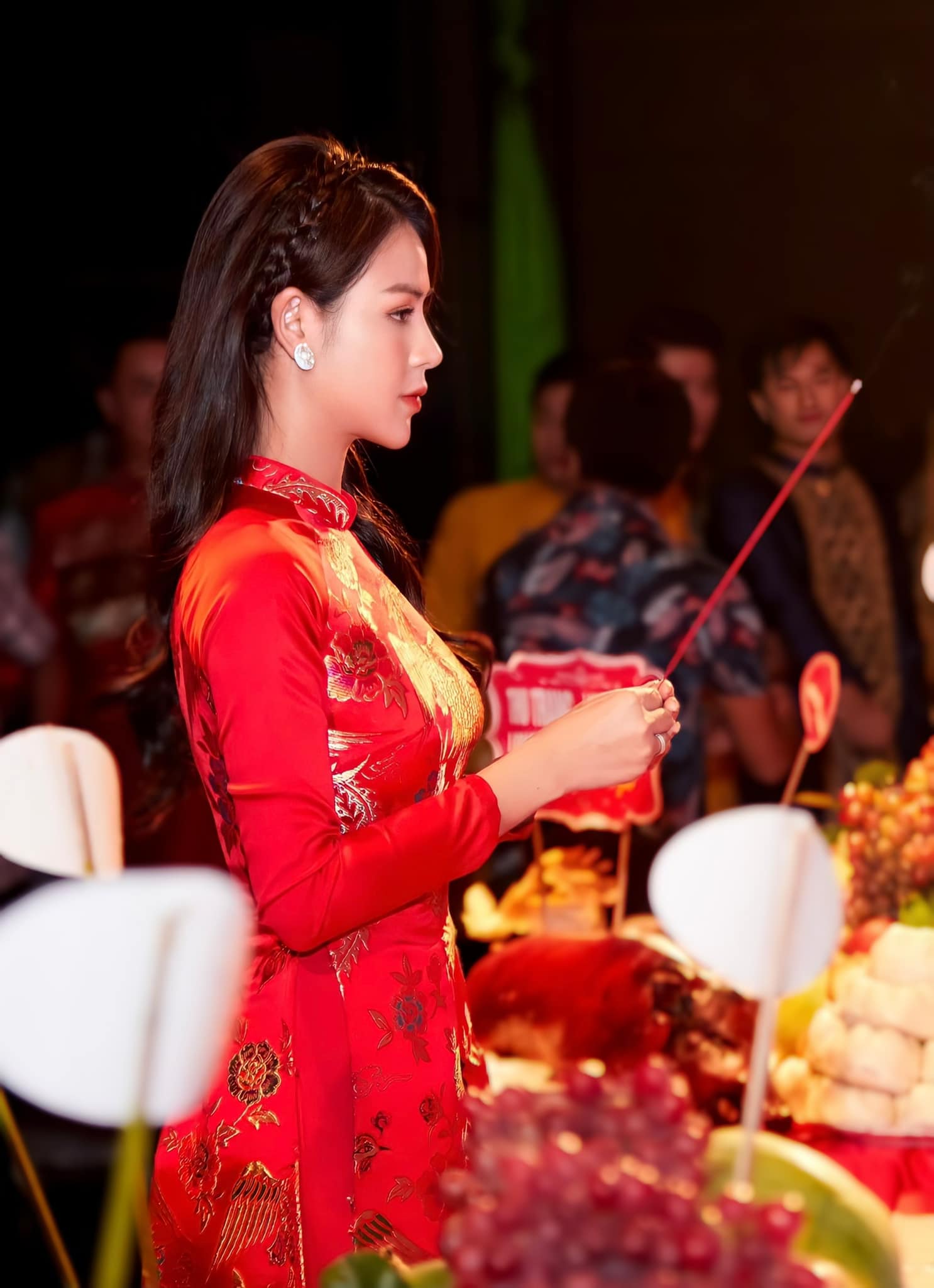 Ở những góc chụp nghiêng cũng có thể thấy gương mặt cô rất thanh thoát. Góp công lớn cho nét đẹp đó chính là sống mũi cao, đầu mũi ngay ngắn và rất hài hoà với chiếc cằm.