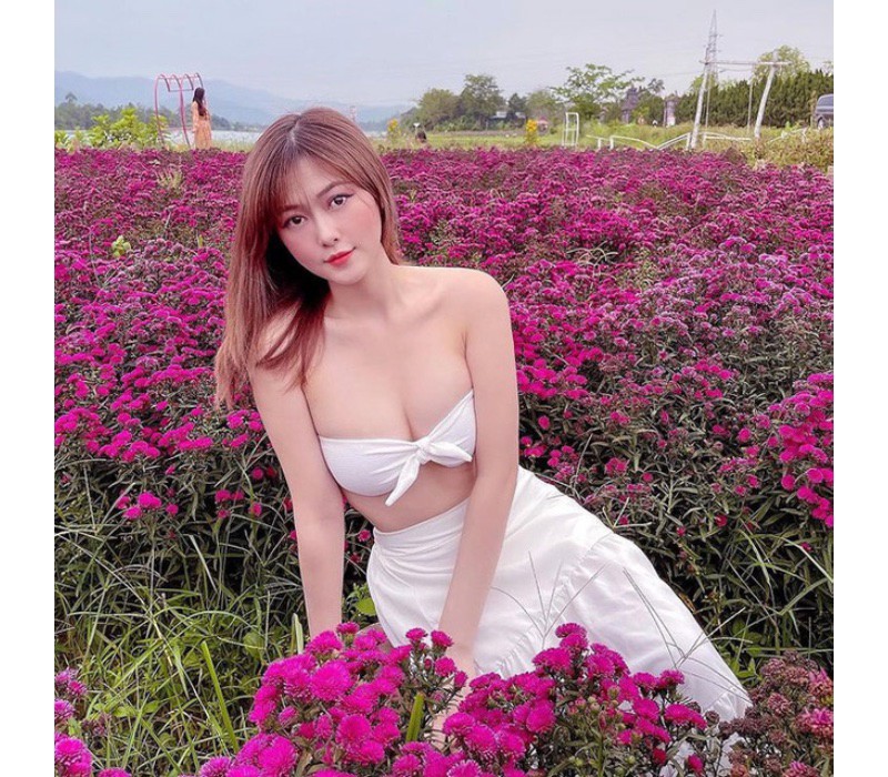 Sinh năm 1998, Nguyễn Trà My được biết tới là một hot girl gốc Huế mới nổi trên mạng xã hội Việt. Được biết, cô nàng là cựu sinh viên trường Đại học Kinh tế Huế.
