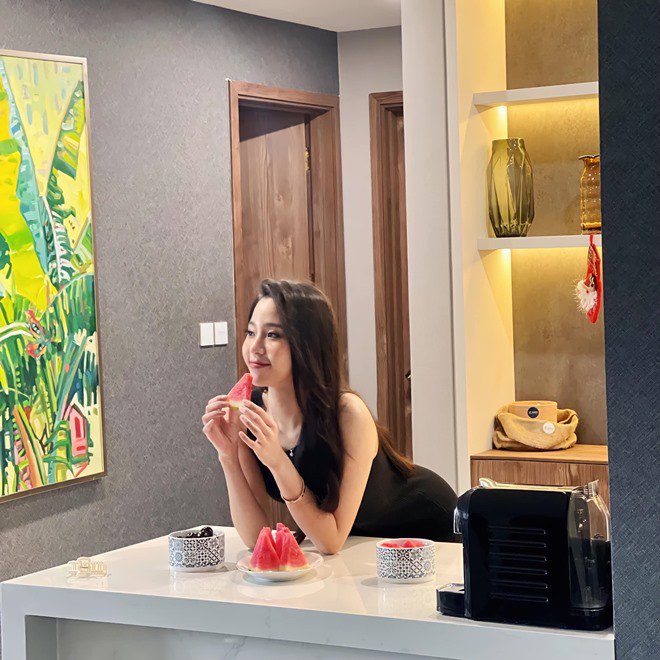 Hình ảnh đời thường quyến rũ, dễ thương của nữ MC nhận được nhiều sự yêu thích.