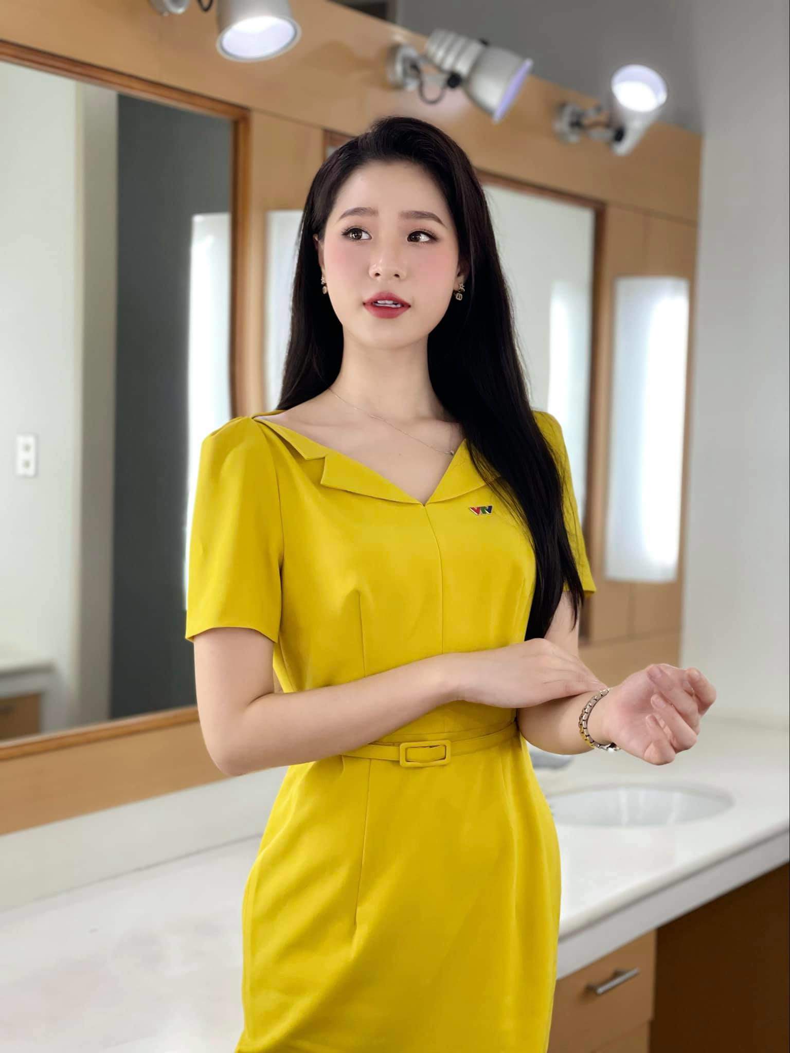 Nữ BTV trẻ rất xinh đẹp, rạng rỡ mỗi khi xuất hiện trước ống kính.