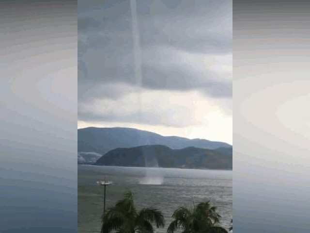 Clip Eva - Cận cảnh vòi rồng cao hàng trăm mét xuất hiện ở biển Nha Trang