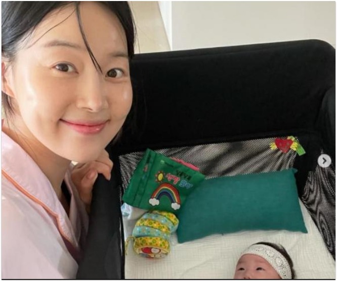 Khó ai vừa sinh lại có làn da căng bóng như Han Ji Hye.