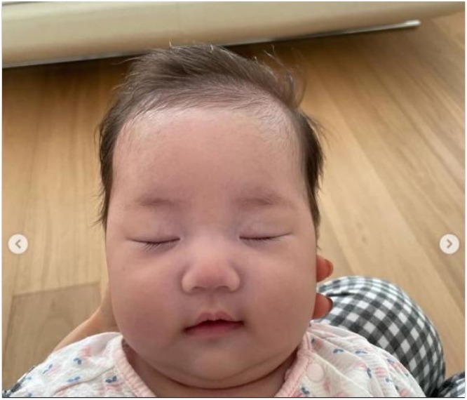 Cô bé có gương mặt bầu bĩnh đáng yêu.