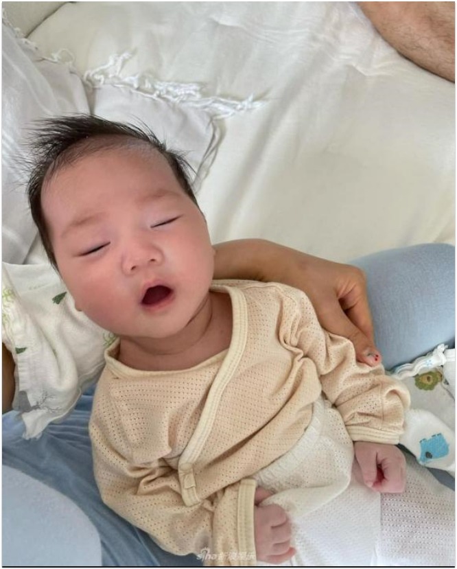 Dáng vẻ khi ngủ cực yêu của nhóc tỳ này.