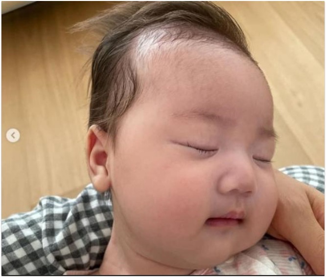 Con gái Han Ji Hye có sống mũi khá cao giống mẹ.