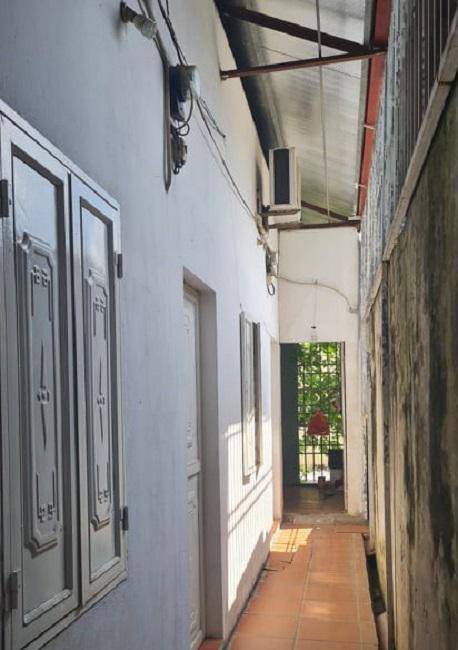 Dãy trọ 6 phòng trọ nhưng chỉ còn 2 phòng ở lại vì khó khăn không đủ tiền trả tiền thuê nhà và điện nước.