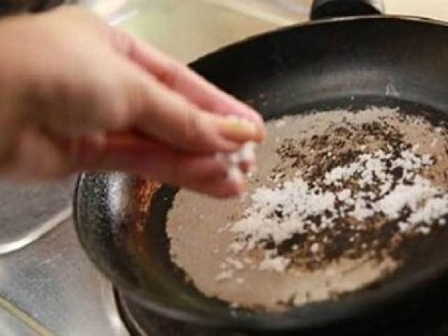 Dùng nước nóng để rửa chảo dầu mỡ là sai lầm, lý do sẽ khiến nhiều người ngạc nhiên