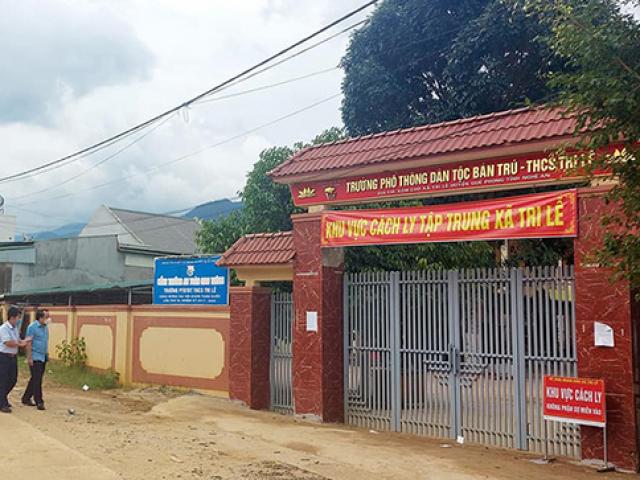 COVID-19 8/9: 65 HS tại một trường học trở thành F1, phải đi cách ly sau buổi học đầu tiên