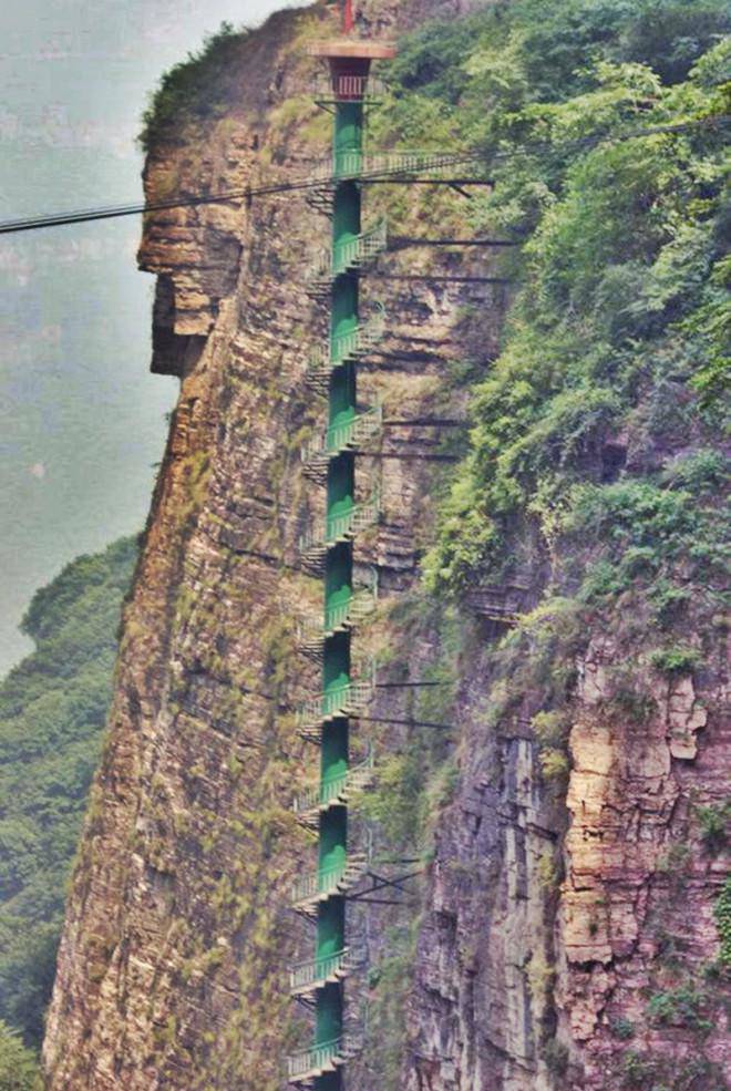 Chóng mặt với cầu thang xoắn ốc cao 100 mét trên dãy núi Trung Quốc - 1
