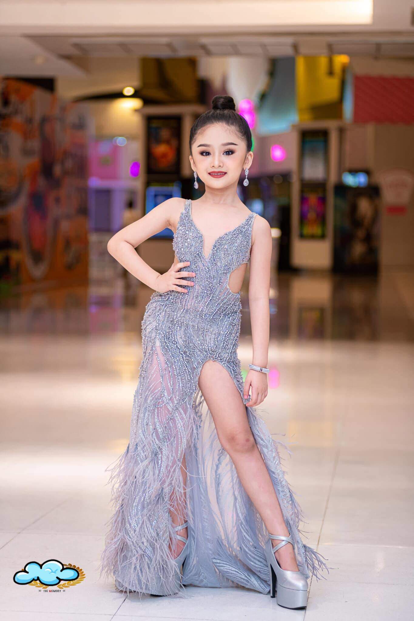 2 năm sau đăng quang Hoa hậu nhí Thái Lan, bé gái 8 tuổi giờ chăm chỉ bán hàng - 4