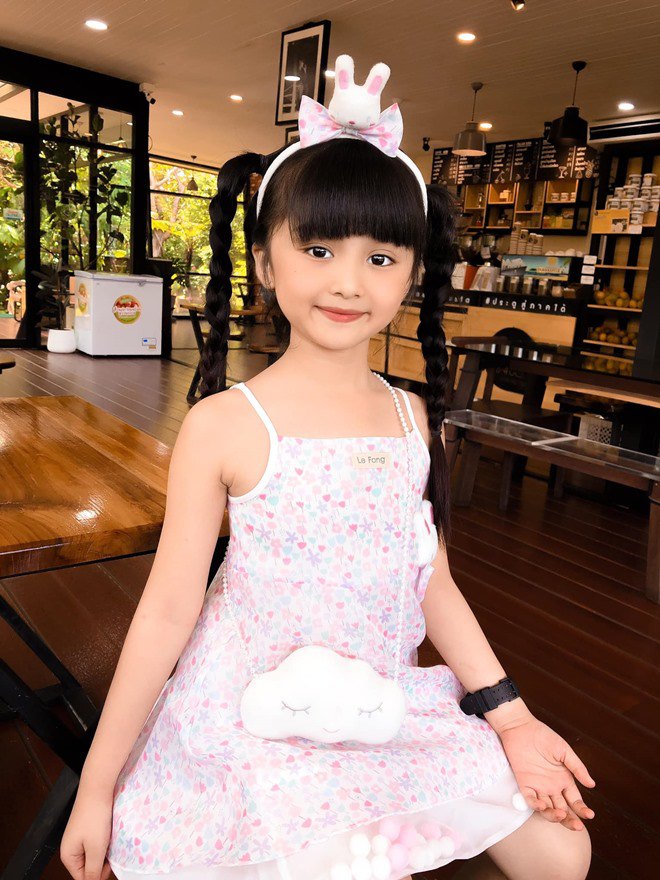 2 năm sau đăng quang Hoa hậu nhí Thái Lan, bé gái 8 tuổi giờ chăm chỉ bán hàng - 6