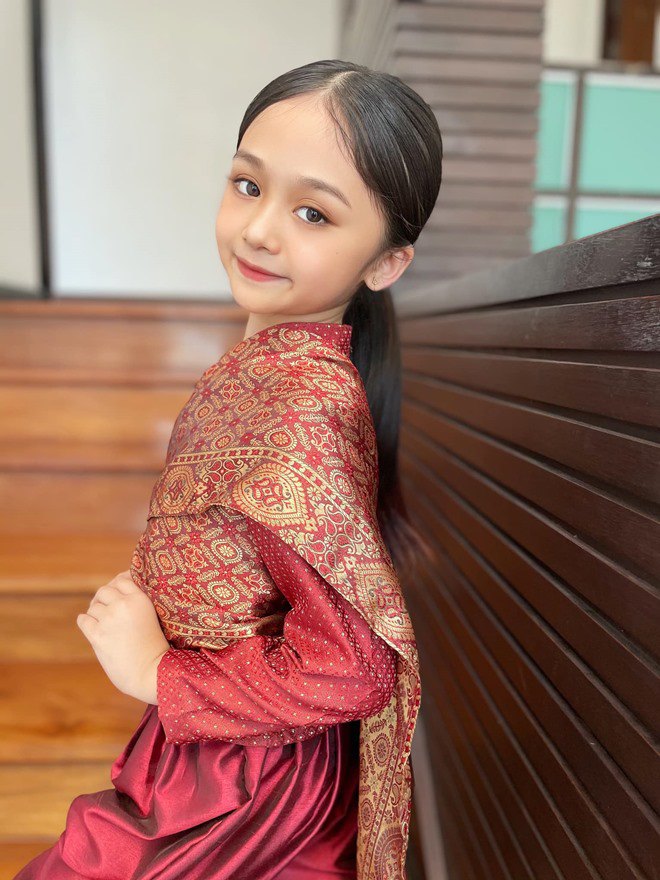2 năm sau đăng quang Hoa hậu nhí Thái Lan, bé gái 8 tuổi giờ chăm chỉ bán hàng - 8
