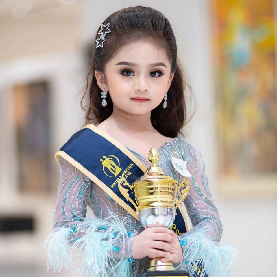 2 năm sau đăng quang Hoa hậu nhí Thái Lan, bé gái 8 tuổi giờ chăm chỉ bán hàng - 1