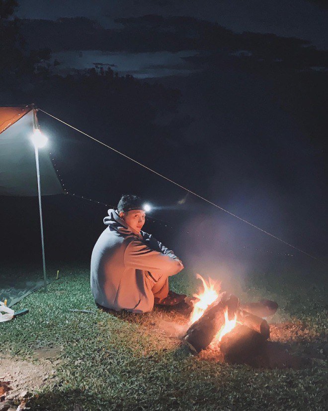 Buổi tối dựng lều đốt lửa của Duy và nhóm bạn.