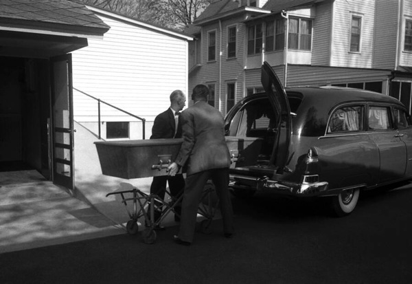 Thi hài của Einstein được đưa lên xe tang ở Princeton, New Jersey vào ngày 18/4/1955.