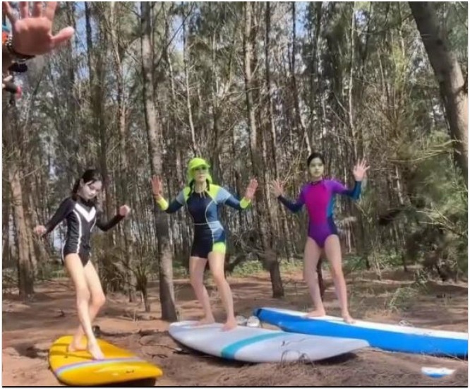 Hình ảnh 3 mẹ con Chung Lệ Đề đi tập lướt sóng.