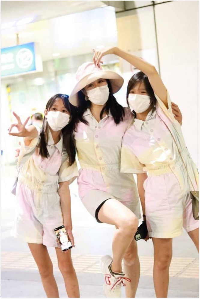 Bức ảnh bộ 3 khiến khán giả liên tưởng đến 3 chị em thay vì 3 mẹ con.