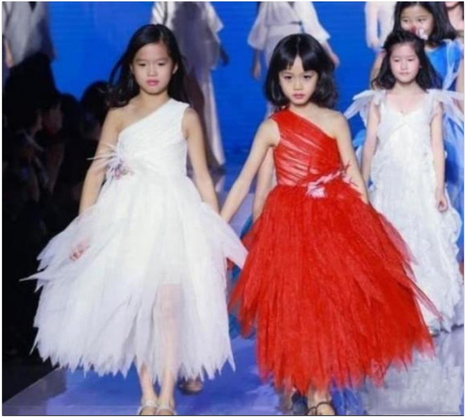 Trương Tư Tiệp và Trương Khải Lâm trình diễn thời trang trên sân khấu từ khi còn bé.